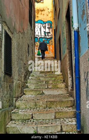 Strade strette nel quartiere di Alfama, Lisbona, Portogallo Foto Stock