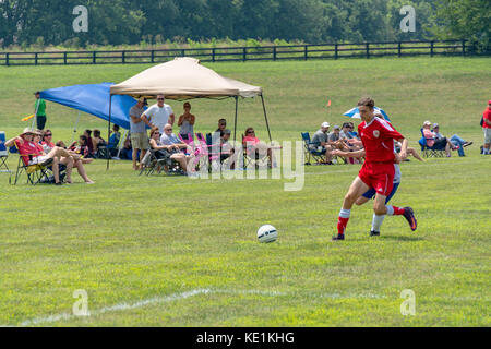 American high school ragazzi adolescenti che giocano a calcio in un torneo di gioco Foto Stock