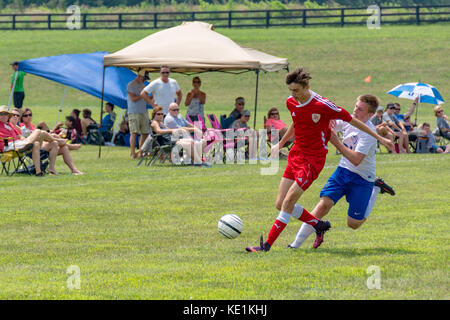 American high school ragazzi adolescenti che giocano a calcio in un torneo di gioco Foto Stock