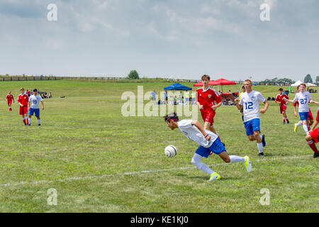 American high school ragazzi adolescenti che giocano a calcio in un torneo di gioco Foto Stock