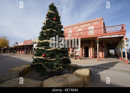 Dicembre 9, 2015 oggetto contrassegnato per la rimozione definitiva, Arizona, Stati Uniti d'America: albero di Natale allestito sulla strada principale della storica cittadina occidentale fondata nel 1879 Foto Stock