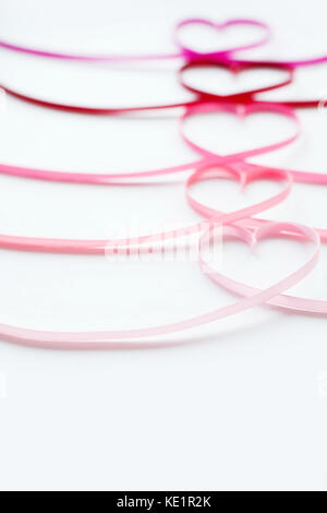 Valentines Day card - cuore di nastro su sfondo bianco Foto Stock