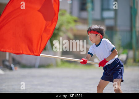 Ragazzo giapponese durante la giornata dello sport scolastico Foto Stock