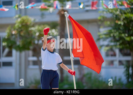 Ragazzo giapponese durante la giornata dello sport scolastico Foto Stock