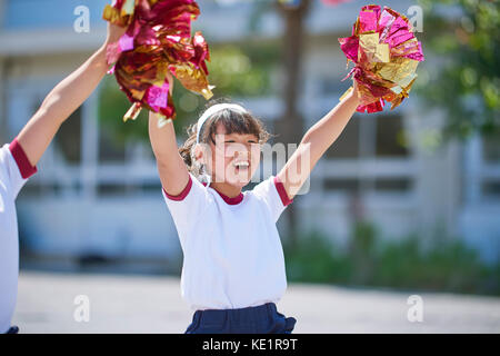 Ragazzo giapponese durante attività sportive a scuola il giorno Foto Stock