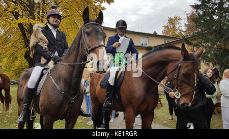 Cavalli e Cavalieri a kosice university sulla Slovacchia durante una giornata di ottobre Foto Stock