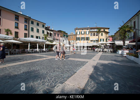 Sirmione, Italia. vista pittoresca di turisti a Sirmione piazza Giosue Carducci. Foto Stock