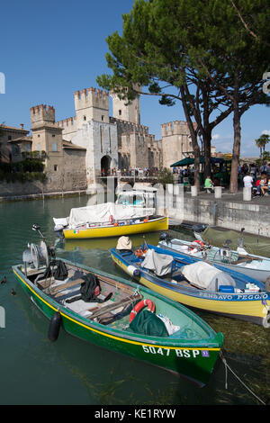 Sirmione, Italia. una vista pittoresca del fossato e ingresso principale al castello scaligero. Foto Stock