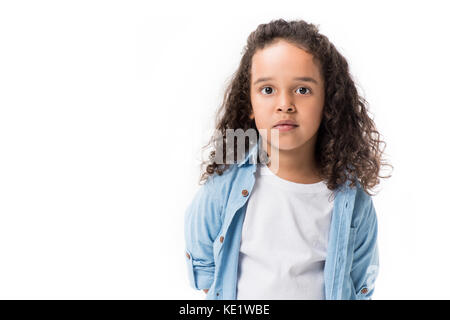 Ritratto di adorabili African American Girl guardando la telecamera isolato su bianco Foto Stock