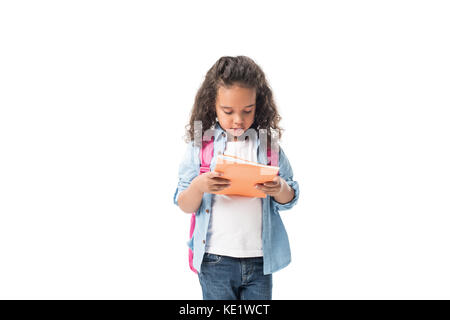 Adorable African American schoolgirl con zaino holding textbook isolato su bianco Foto Stock
