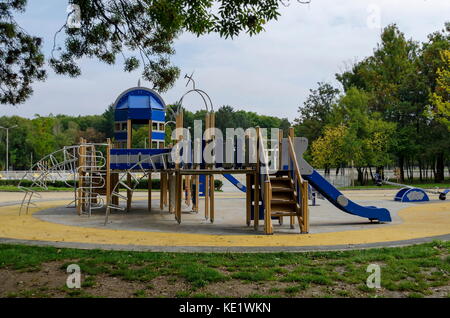 Veduta autunnale verso il giardino pubblico con una foresta naturale nuovo open-air kindergarten, popolare parco nord, vrabnitsa district, sofia, Bulgaria Foto Stock