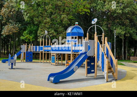 Veduta autunnale verso il giardino pubblico con una foresta naturale nuovo open-air kindergarten, popolare parco nord, vrabnitsa district, sofia, Bulgaria Foto Stock