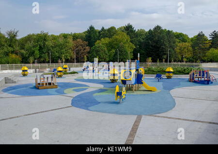 Veduta autunnale verso il giardino pubblico con una foresta naturale nuovo open-air kindergarten, popolare parco nord, vrabnitsa district, sofia, Bulgaria Foto Stock