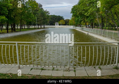 Popolare il parco nord per il resto con autunnale di vecchia foresta panca in legno e il lago nel quartiere vrabnitsa, sofia, Bulgaria Foto Stock