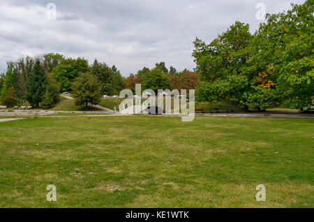 Veduta autunnale verso il giardino pubblico con una foresta naturale vecchio open-air kindergarten, popolare parco nord, vrabnitsa district, sofia, Bulgaria Foto Stock