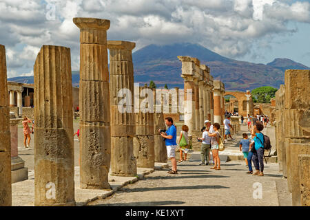 Modo arcadica con colonne doriche al Forum di le rovine di una città romana di Pompei a Pompei Scavi vicino a Napoli, Italia. Vesuvio in distanza. Foto Stock