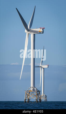 Turbine di Ormonde Offshore Wind Farm vicino a Barrow-in-Furness, il quale è azionato dall'energia svedese gigante, Vattenfall. Foto Stock
