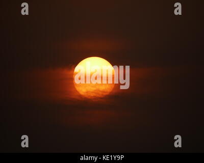 Sun red causate dall' uragano ofelia sollevando la polvere del Sahara Foto Stock