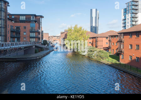 Il Birmingham Canal vecchia linea guardando dalla Mailbox verso Broad Street e Gas Street Basin con l'Hotel Hyatt in background Foto Stock