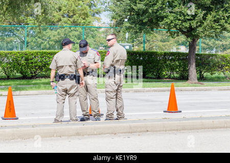 Texas State troopers e funzionari della città pattugliano le strade di Houston nei postumi di devastanti inondazioni in città Foto Stock