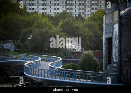 Avvolgimento pedonale passerella tra il Parco del Castello e raggiungere Finzels denominato ponte del castello nel centro città di Bristol Foto Stock