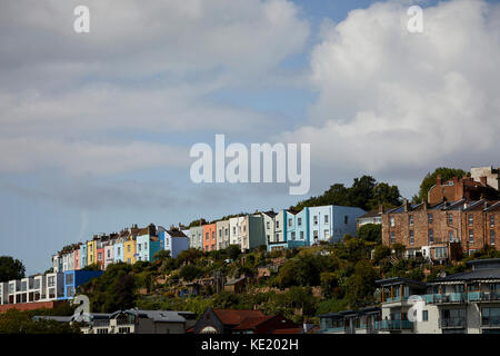 I colori delle case sulla collina sopra il porto di Bristol City Centre Foto Stock