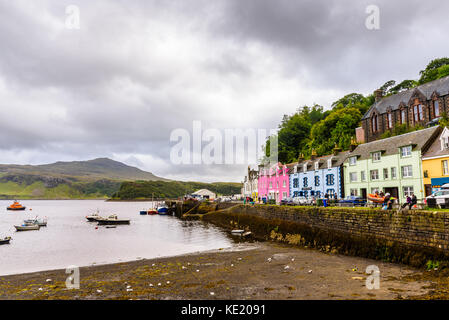 Portree, Scozia - agosto 11, 2017 - vista, dei suoi edifici colorati di portree in Isola di Skye. Foto Stock