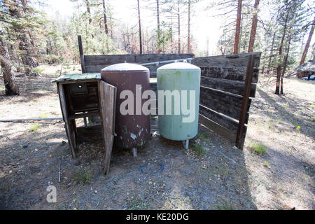 Un campo diurno abbandonato Foto Stock