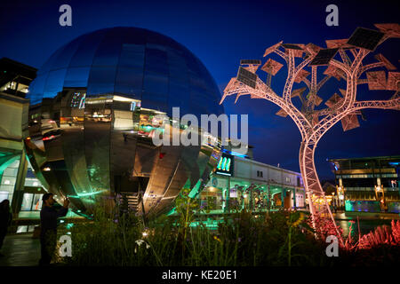 Powered Solar Energy albero in Millennium Square Bristol City Centre Foto Stock