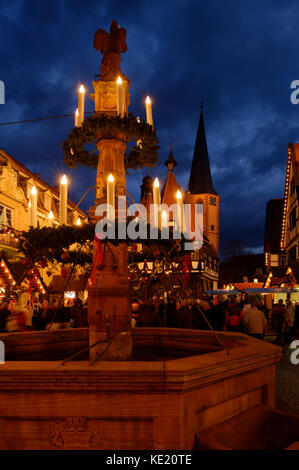 Fiera di Natale a Michelstadt in Odenwald: fontana sulla piazza del mercato con storico municipio (1484) e la chiesa, Hesse, Germania Foto Stock