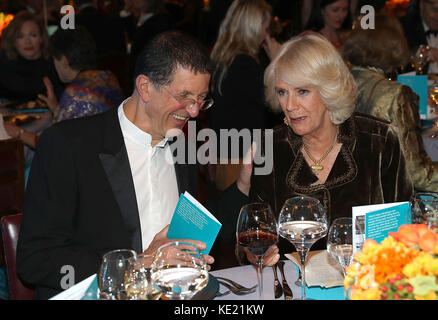 La Duchessa di Cornovaglia parla con Antony Gormley durante un ricevimento presso la Guildhall di Londra, prima della cerimonia di premiazione Man Booker del 2017. Foto Stock