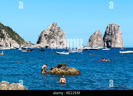 In estate i visitatori dell'isola di capri godendo l'acqua a Marina Piccola. Foto Stock