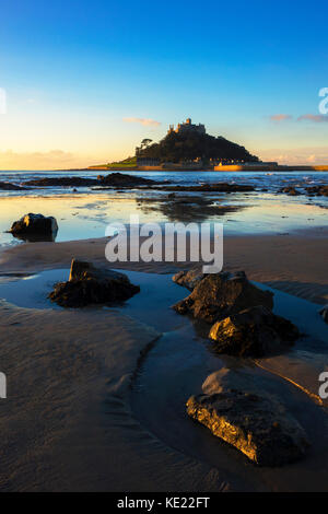 Tramonto su san.michaels mount in Mounts Bay, marazion, Cornwall, Inghilterra, Regno Unito. Foto Stock