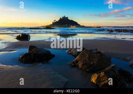 Tramonto su san.michaels mount in Mounts Bay, marazion, Cornwall, Inghilterra, Regno Unito. Foto Stock