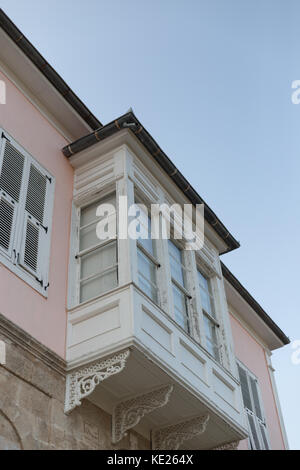 Bella bianco in legno balcone Foto Stock