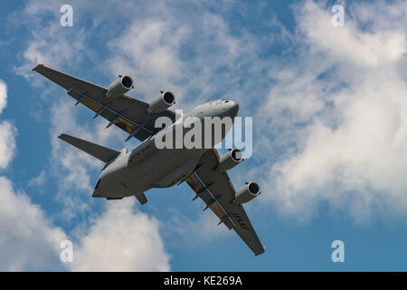 New Windsor, NY - luglio 2, 2017: giant c-17 globemaster iii tenuto spento a stewart international airport durante il new york airshow. Foto Stock