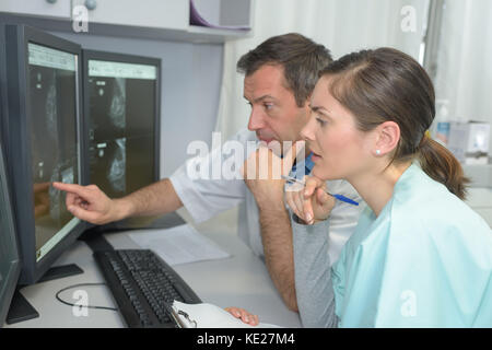 Macchina mri e schermate con medico e infermiere Foto Stock