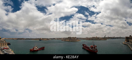 La vista del Grand Harbour e le tre città come visto da st barbara bastioni di La Valletta Foto Stock