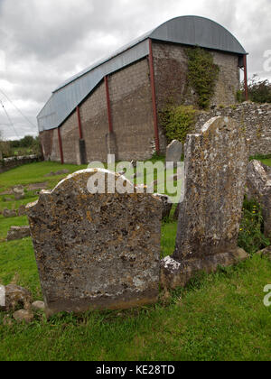 In un cimitero irlandese una vecchia chiesa crollata è stata refashioned in un granaio Foto Stock