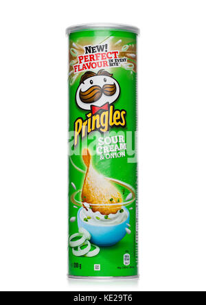 LONDRA, Regno Unito - 02 GIUGNO 2017: Una lattina di Pringles Sour Cream e cipolle chips su sfondo bianco. Pringles è un marchio di proprietà della Kellogg Company. Foto Stock