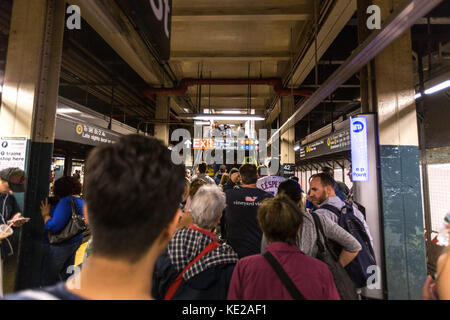 Piattaforme della metropolitana a times square - 42nd St station a Manhattan, New York City. Foto Stock