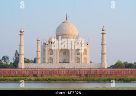 Il Taj Mahal mausoleo di Agra, India, visto dall'altra riva del fiume Yamuna, vicino al giardino della luna, al tramonto. Foto Stock