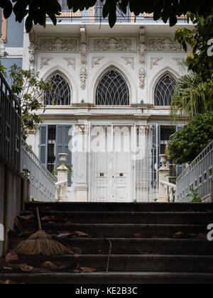 Antica dimora in stile coloniale in sursock street, Beirut, con passaggi di spazzamento e ginestra, nessun popolo. Foto Stock