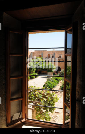 Vista da una cella di monaci finestra sul cortile centrale al Santo Monastero di Arkadi, Creta. Foto Stock