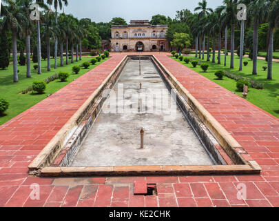 Nuova Delhi, India, 14 agosto 2014: Vista della porta d'ingresso dalla Tomba Safdargunj, nuova Delhi. Foto Stock