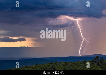 Un fulmine potente colpisce da una tempesta di tuoni vicino a Big Park, Arizona Foto Stock