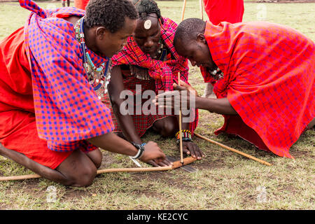Maasai Village persone nel Masai Mara, Kenya Foto Stock