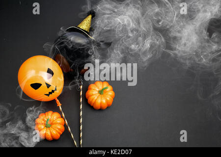 Vacanze, decorazione e il concetto di partito - aria palloncini per halloween su sfondo nero.vista superiore Foto Stock