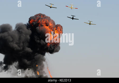 Vecchi aerei in un bombardamento eseguito con fumo e fuoco Foto Stock