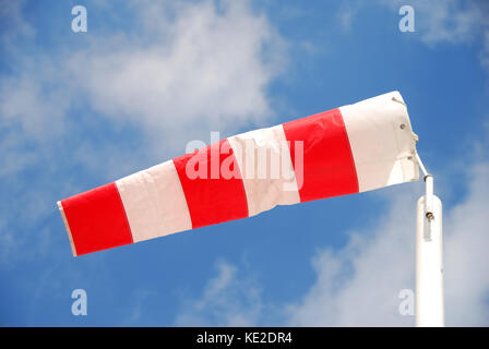 Vento calza contro il cielo blu Foto Stock